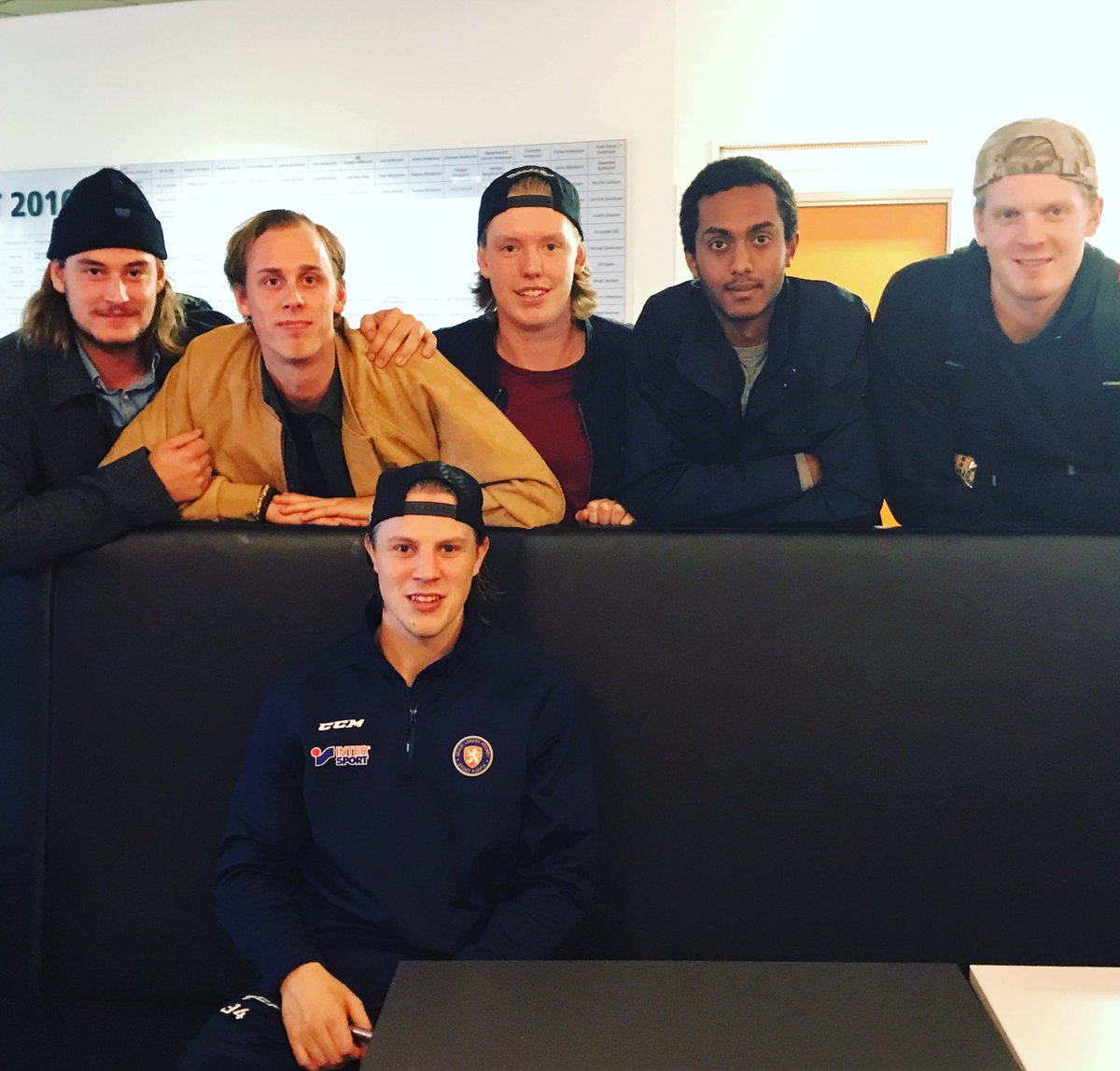 LakersLakejer's tweet photo. Joels kompisar från Osby köar också för autografen... 😍😀👏🏻 #storthjärta #osby @joelpersson15 https://t.co/ArxmJR8QxS