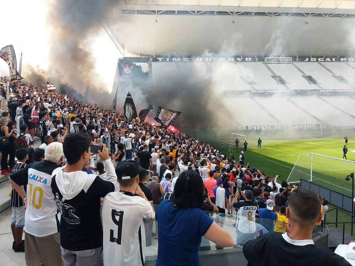 Vivemos_Timao's tweet photo. Isso tudo em um treino. A Fiel é sensacional! 

Vai pra cima delas, timão!!!! https://t.co/934wiusEly