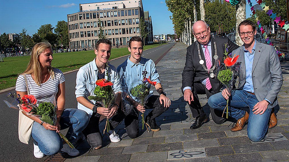 [VIDEO] Al vijftien tegels op Nieuwegeinse 'Walk of Fame' - nieuwegeintv.nl/video-al-vijft… #nieuwegein
