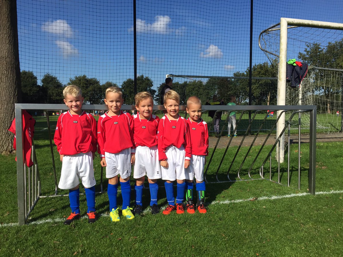 MaikelFoesenek's tweet photo. Allereerste echte wedstrijd van zijn prille carrière. Ondanks 20-0 nederlaag toch een trotse papa. #geflatteerd😂 https://t.co/3MGMNlavmP