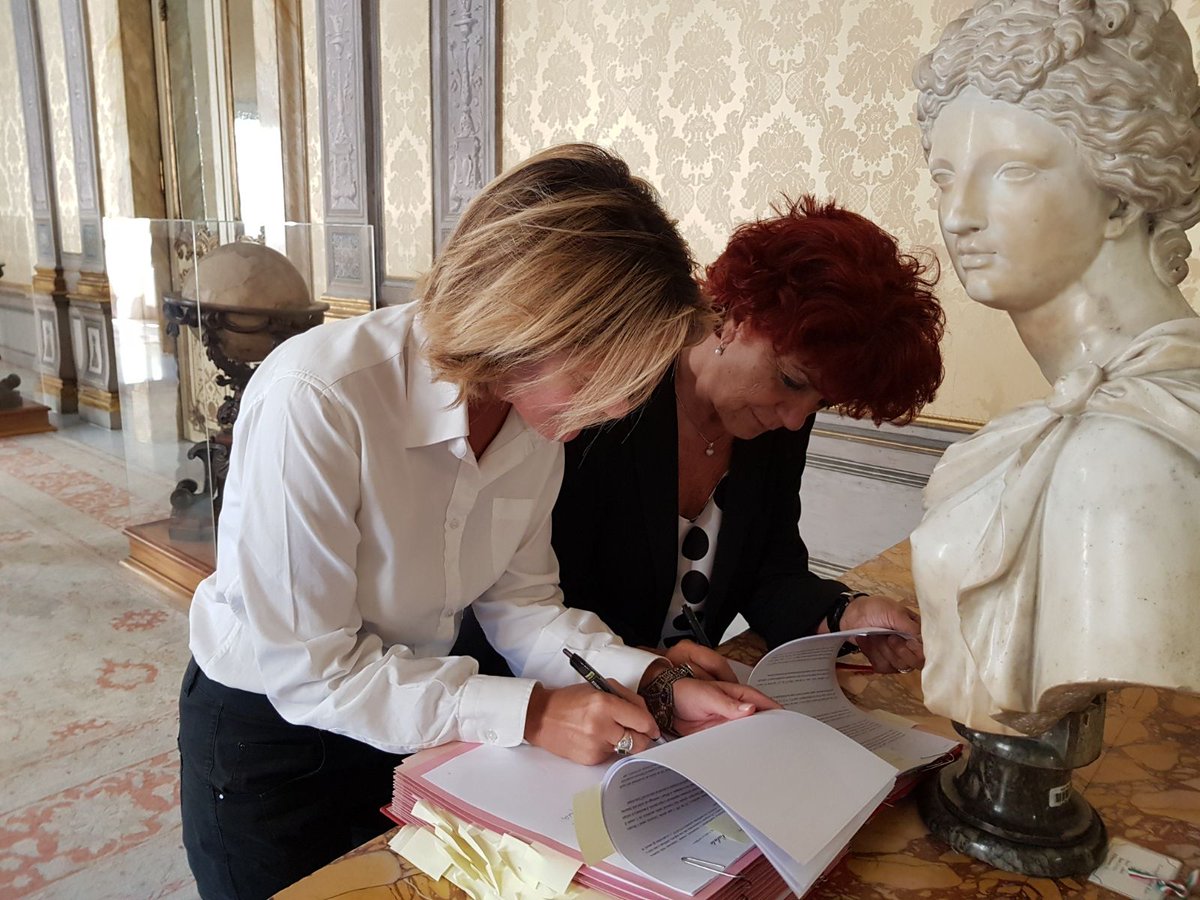 Specializzazioni mediche <a href="/valeriafedeli/">valeria fedeli</a> e <a href="/BeaLorenzin/">Beatrice Lorenzin</a>  firmano i decreti di accreditamento #ssm17