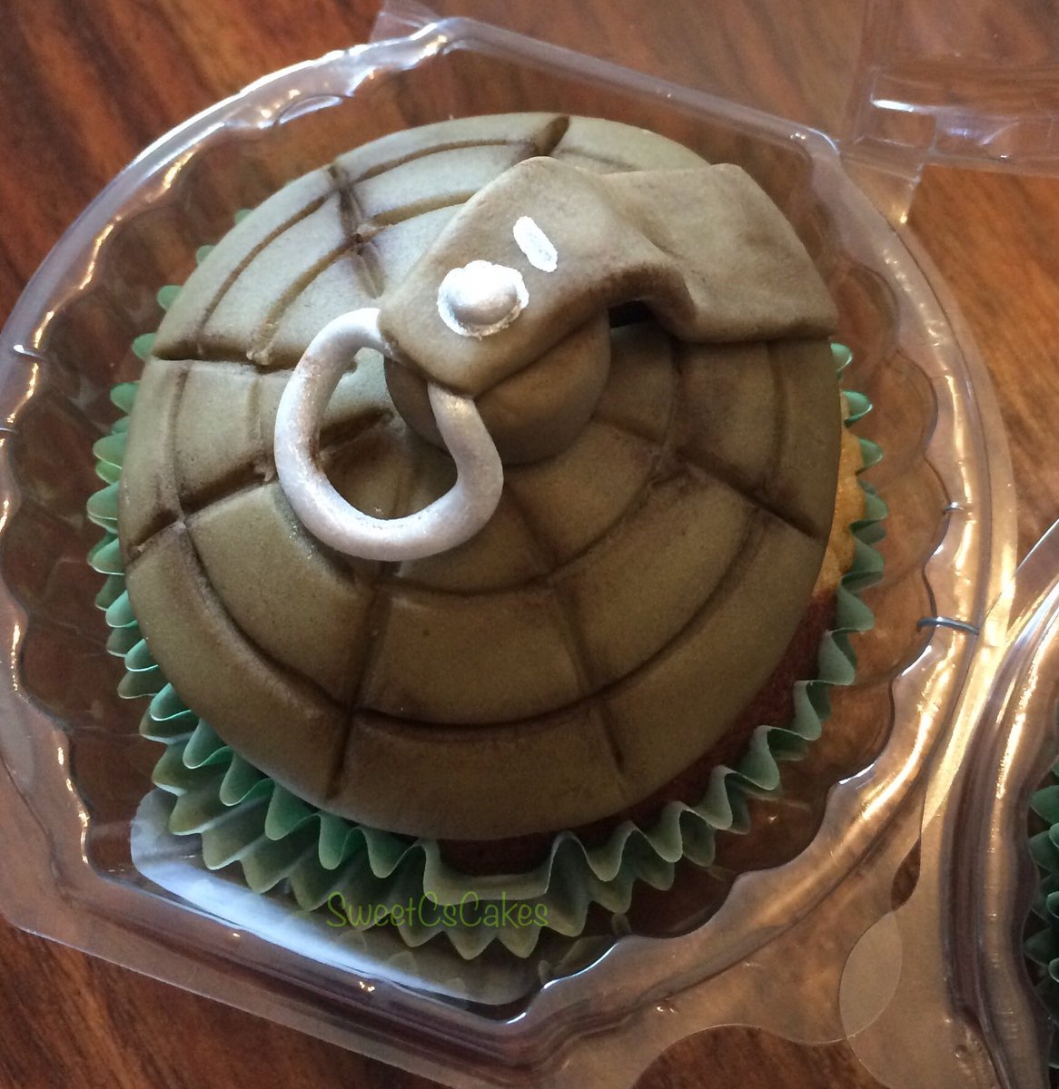 Military themed camouflage cupcakes xx #Military #cupcakes #camouflage #chocolate #buttercream