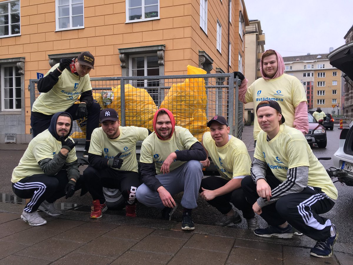NorrkopingIF's tweet photo. Idag har vi städat Norrköping tillsammans med @stadasve bra jobbat alla! #snyggaretryggarenorrköping @NorrkopingSe @Pantamera https://t.co/4h0hzmla5M