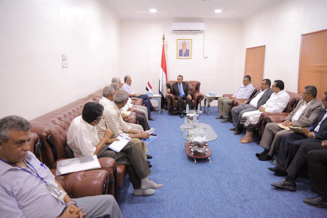 newsyemn's tweet photo. رئيس الوزراء اليمني يوجه بفتح فرع البنك المركزي فرع تعز واستلام جميع الإيرادات وفتح حساب للمؤسسات والهيئات تمهيداً لانتظام الحالة المالية https://t.co/0gE8xE8XzL