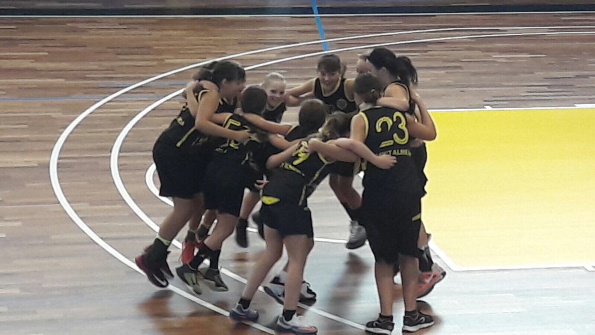iriaam_basket's tweet photo. #escalfantmotorsperlatemporada #mini07 #gracieshospi @CEJLHospitalet #il•lusiomaxima @nnamatas @Anna_Gonzalez11 #goAlmeda @FemBasketAlmeda https://t.co/L1Qh4QeweD