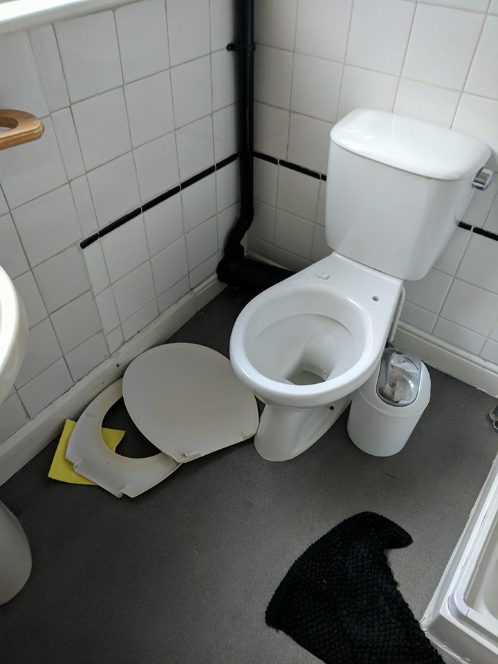 chloehoughton95's tweet photo. @NJHLeicester N. Humphreys, Leicester, is , without a doubt the worst estate agents I have been apart of. The pictures speak for itself . https://t.co/1ZwYa5mJ7f