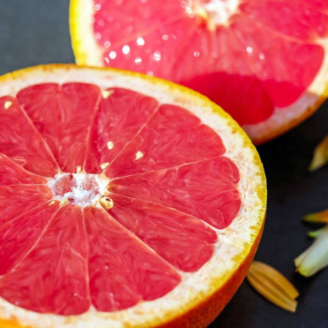 Fit Tip: Grapefruit! It’s a great source of Vitamin C, packed with fat-burning compounds, and speeds up the metabolism! 🍊  💪
