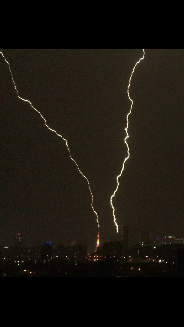 Hironojp00 凄いっ 雷 が札幌テレビ 塔のてっぺんを直撃だ その直後の光り方がまるで 火を噴いたみたいだ