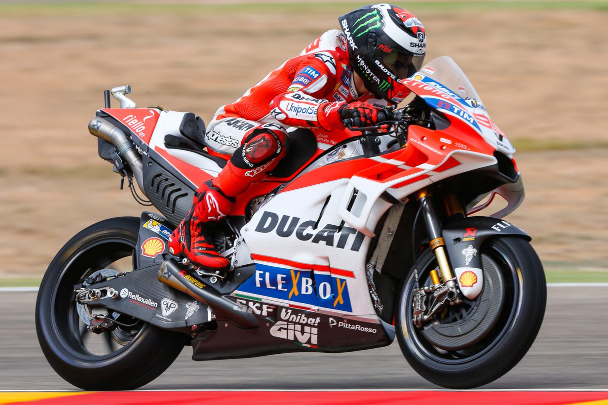 JesSanSan's tweet photo. Muy buen entreno de @lorenzo99 que tras pasar por la Q1, ha estado a punto de llevarse la pole en la Q2! Finalmente 2º mañana más! 📸 @MotoGP https://t.co/6Xh4ln48y5