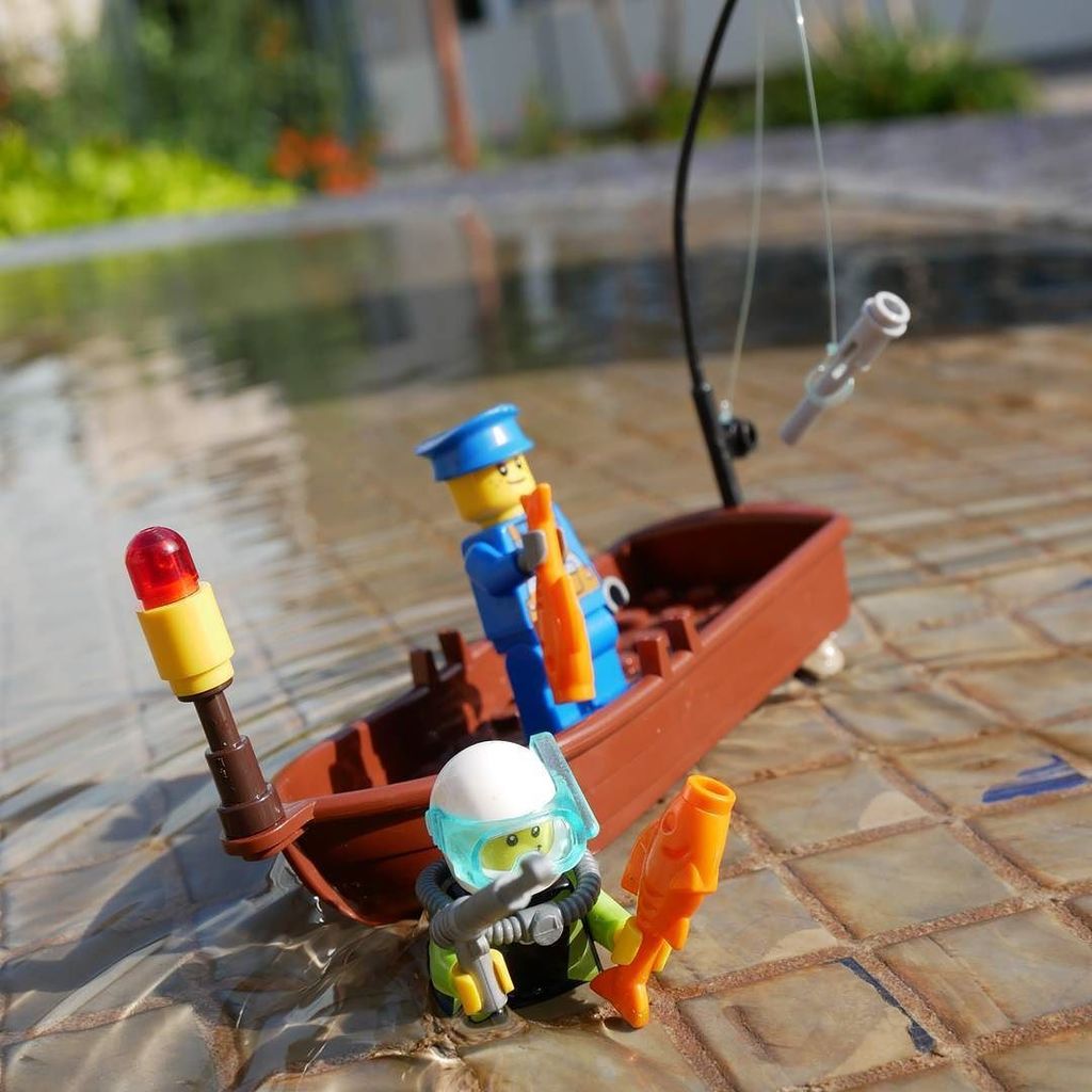 Lemangekyou's tweet photo. #whereisanton #stuckinplastic #LEGOOldFishingStore https://t.co/aQHJ8PPs4l https://t.co/e4bo9CqgDA