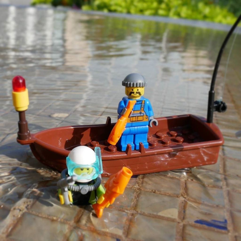 Lemangekyou's tweet photo. #whereisanton #stuckinplastic #LEGOOldFishingStore https://t.co/d3Hxd6NAwr https://t.co/u20quIwc13
