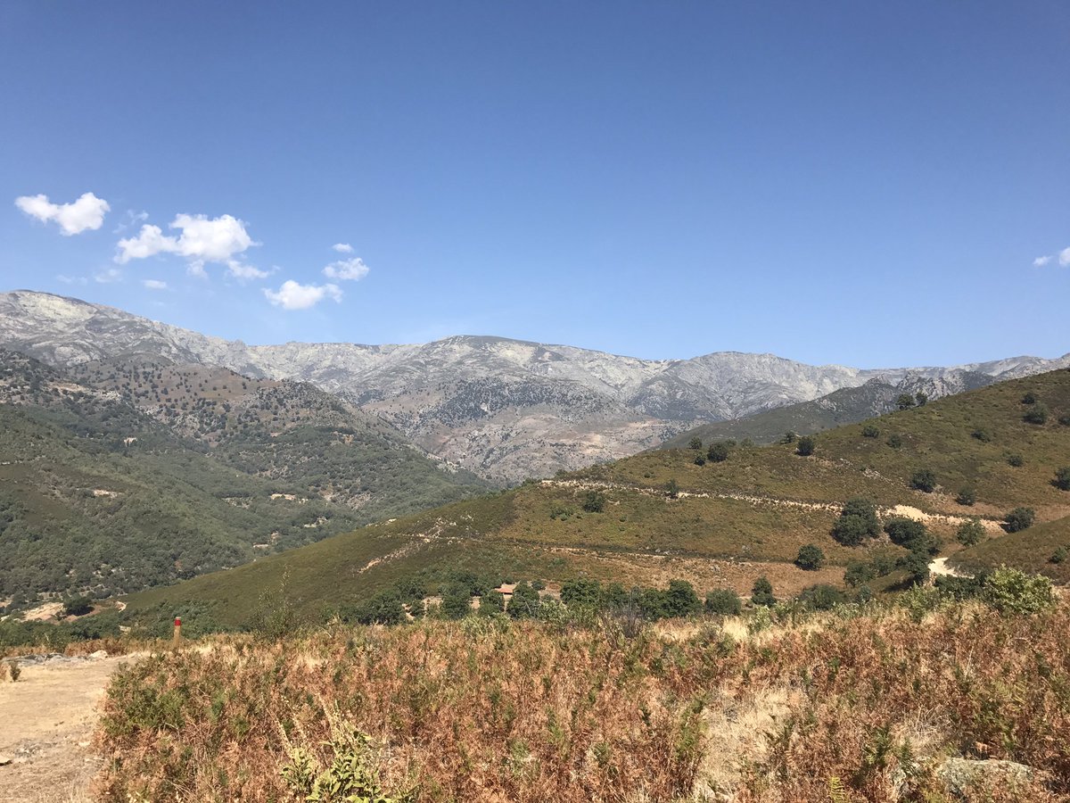 Hoy hemos visitado el #CastroElFreillo cerca de #Candeleda uno de los más grande de la edad de Hierro que existen en #Ávila #dron <a href="/Avila_CyL/">ÁVILA (Spain) ✨🎄</a>