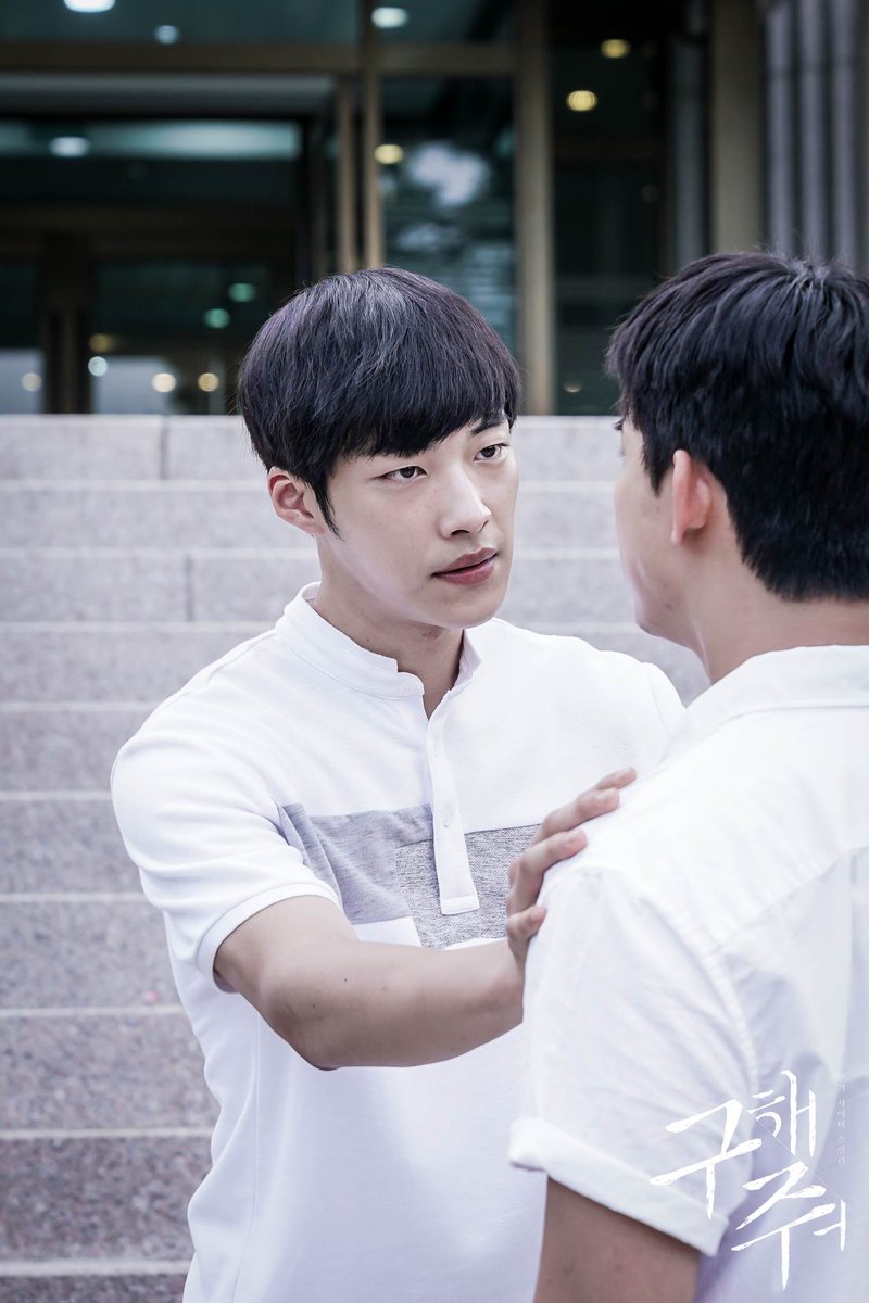 어째서, 또 무슨일로! 동철은 상환에게 멱살잡이를 시전하고 있는 걸까요? 잠시후 10시 20분 15화 OCN 본방송! #구해줘 #OCN #옥택연 #서예지 #우도환...