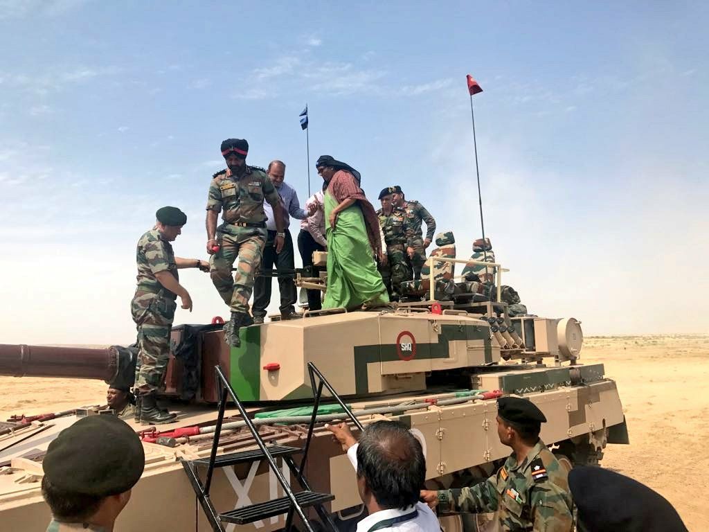NDIndiaFirst's tweet image. #RM @DefenceMinIndia on #ArjunTank with black #Patka. #KnowYourForces, #LoveIndianArmy, #JaiHind, @DRDO_India