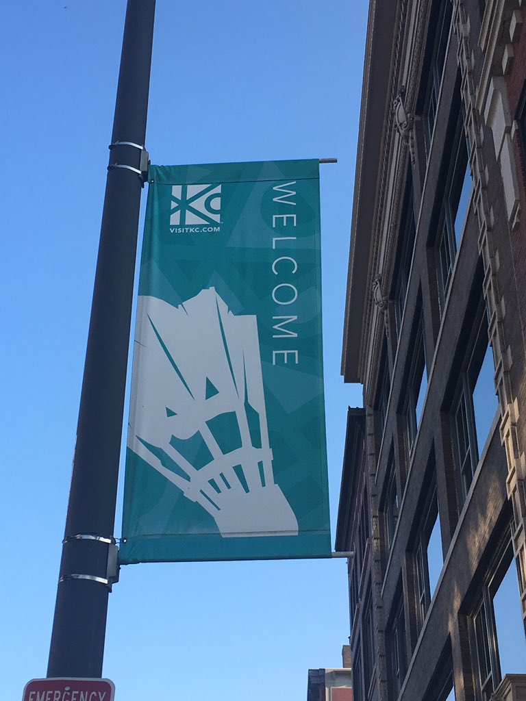 RoselynnRosy's tweet photo. Quick run in the city... and stopping to reminisce #KansasCity #librarydistrict #johnsbigdeck #googlefiber #marktwain #runchat https://t.co/2V7gQg6qpd