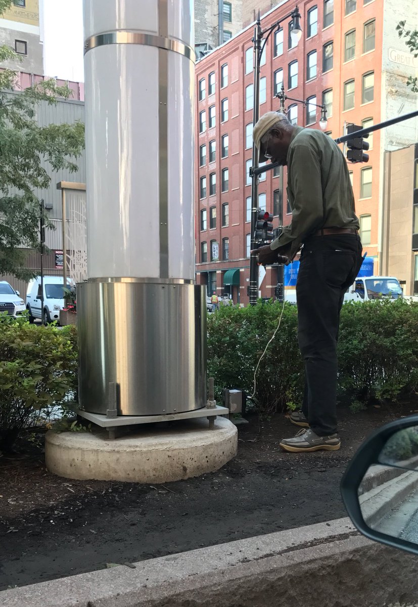 1HappyTweeter's tweet image. This guy...in the median in rush hour traffic #freepower #gottacheckfacebook