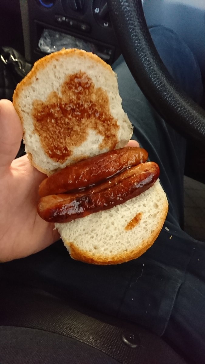 hellboydnb's tweet image. When you spend 2 quid on a roll @Wenzelsthebaker you atleast expect the roll to be full up !!! Bit of joke considering the roll costs 30p 😣