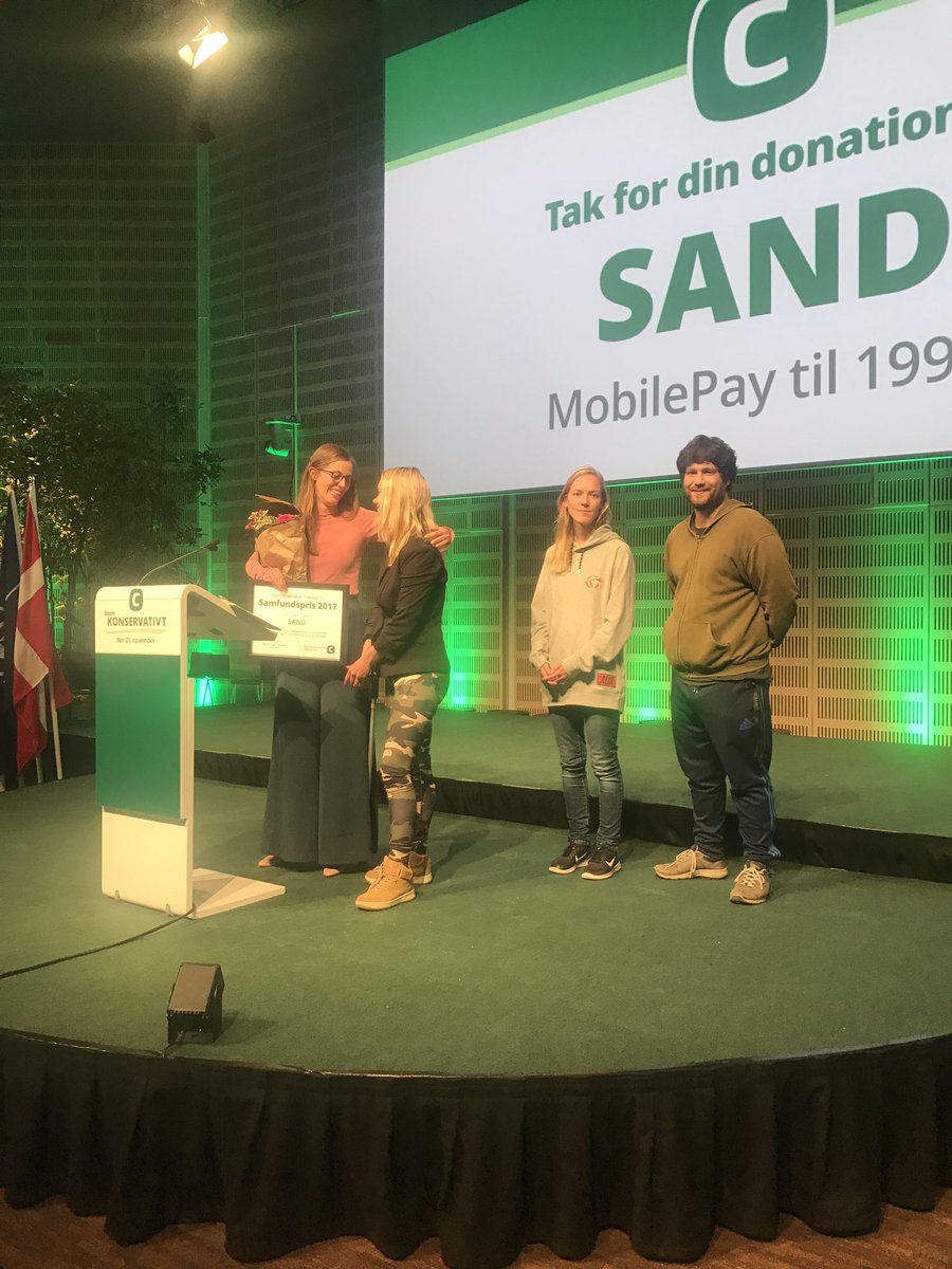 LasseRazz's tweet image. @_MaiMercado uddeler årets samfundspris til @SANDhjemlose på #klr17. Støt donation til SAND på MobilePay nr 19932. #dkpol #dksocpol