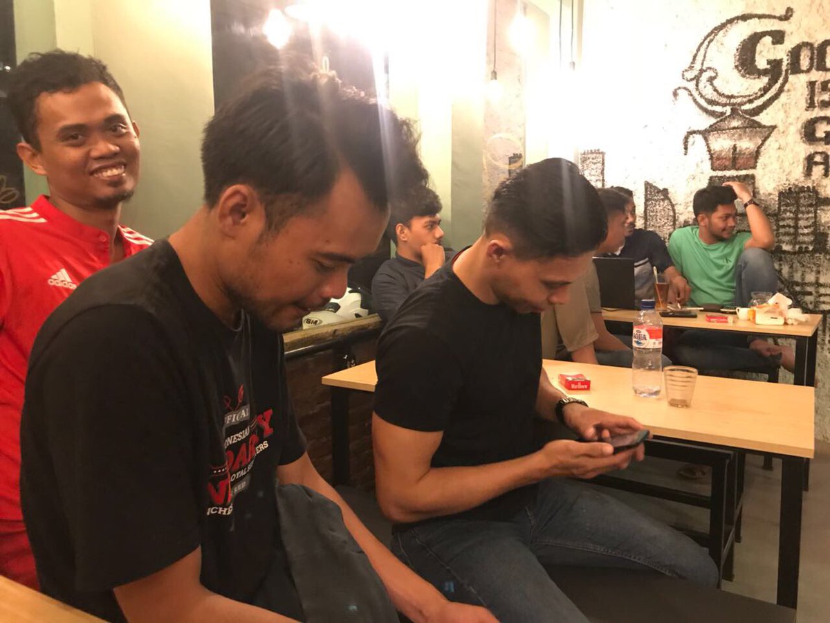 Terima kasih teman-teman <a href="/unitedarmyfc/">UNITED ARMY INDONESIA</a> Baubau yang sudah nobar malam ini.🙏🏻
#weareunitedarmy #unitedarmybaubau