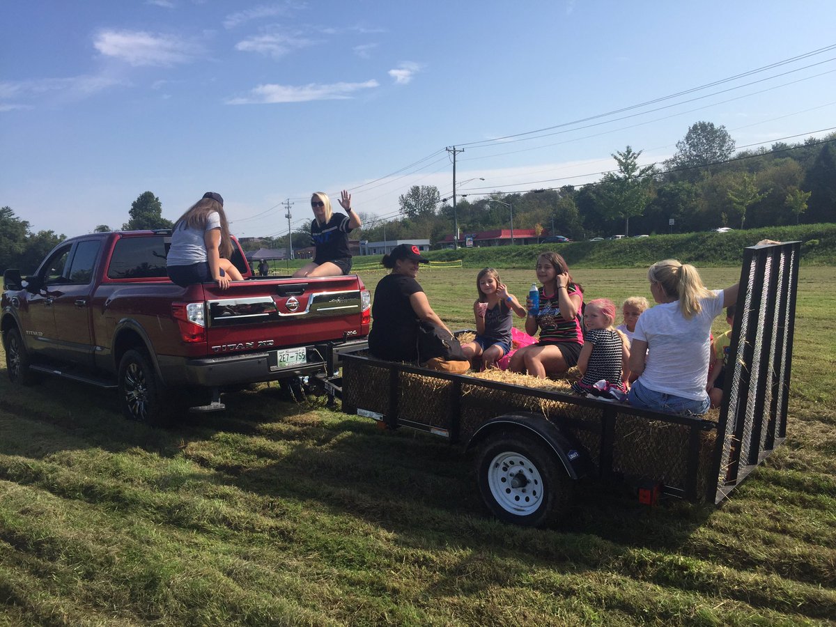 Stuartbulldogs's tweet photo. Thank you to @clevelandhightn @LeeU Sigma, Epsilon, and student volunteers! #StuartFallFestival2017 https://t.co/36n69PBAzP