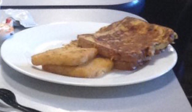 DerrickBurson's tweet photo. @Adam_Fletcher41 @IlliniFuel This plate looks more like an #AthsComm breakfast. https://t.co/V6gIvrNIpW
