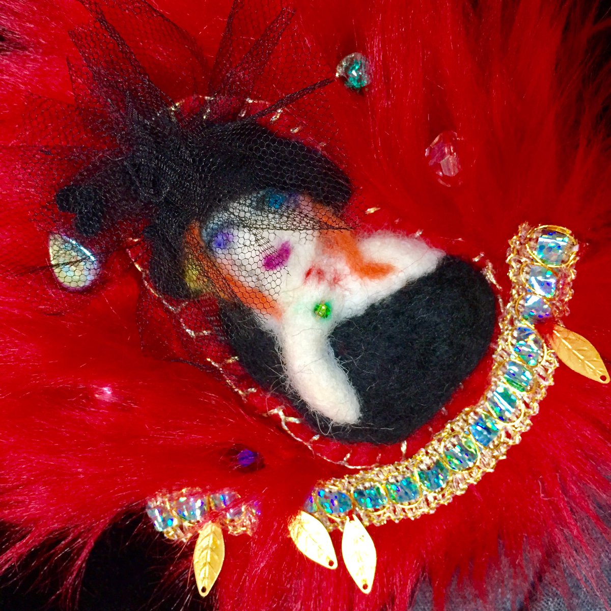 シルクスカーフと帽子のマダム