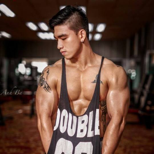 shooting_splash's tweet photo. 屋外が上手く行けば

次は屋内での撮影へ

#MuscleJock 
#Tatoo #Gymnasium
#NiceTanktop
#NiceModel
#NguyenLe https://t.co/Rv7ny1lcht