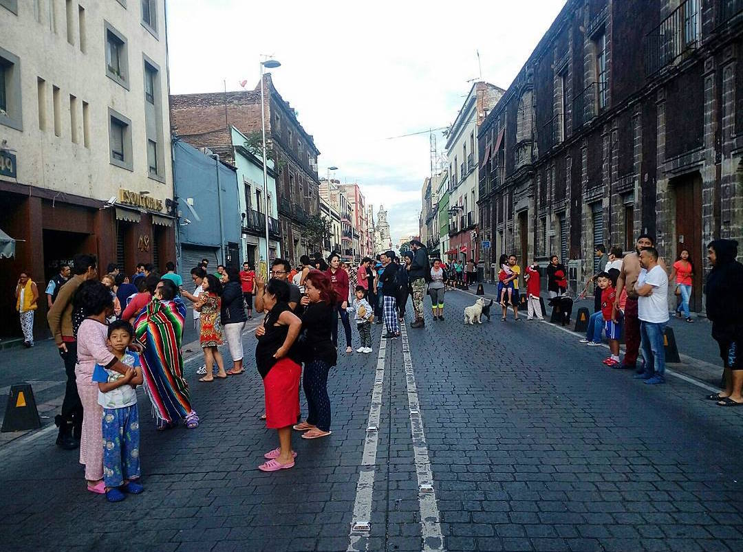 CNNEE's tweet photo. La gente en la #CDMX salió de sus casas tras escuchar la #AlertaSísmica la mañana de este sábado https://t.co/aYPoQMfpCY Vía @peterwdavies https://t.co/serXOYjhGh