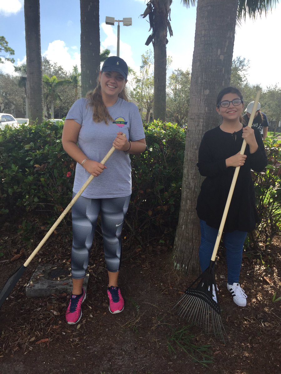 jrhea_jane's tweet photo. Week of Welcome day of service 2017!! #EaglesLoveToServe 💙💚🦅 https://t.co/QyuNwilrQS
