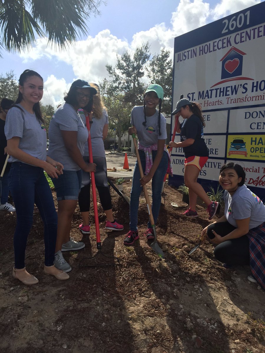 jrhea_jane's tweet photo. Week of Welcome day of service 2017!! #EaglesLoveToServe 💙💚🦅 https://t.co/QyuNwilrQS