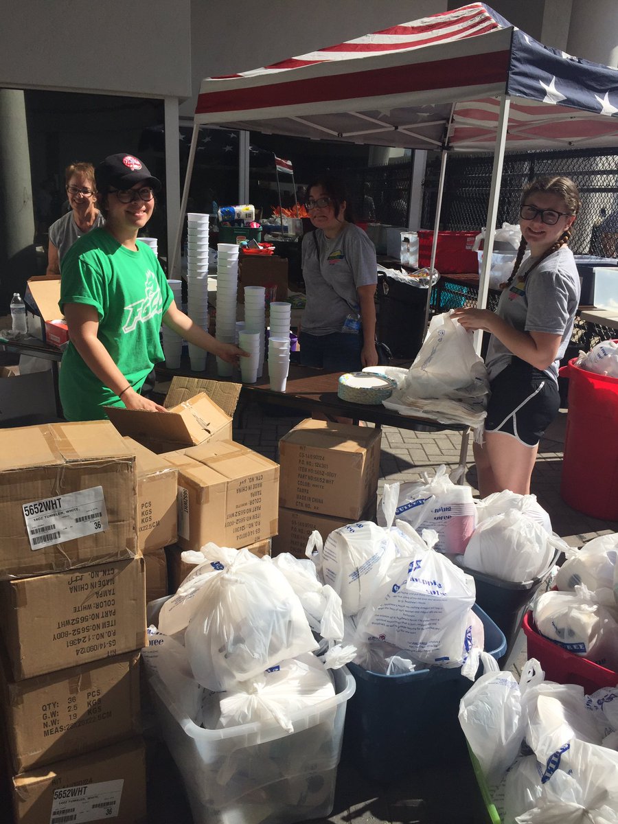 jrhea_jane's tweet photo. Students working hard at St. Matthew's House for WOW 2017!! #EaglesLoveToServe 💚💙🤙🏼 https://t.co/QMApQZgsDy