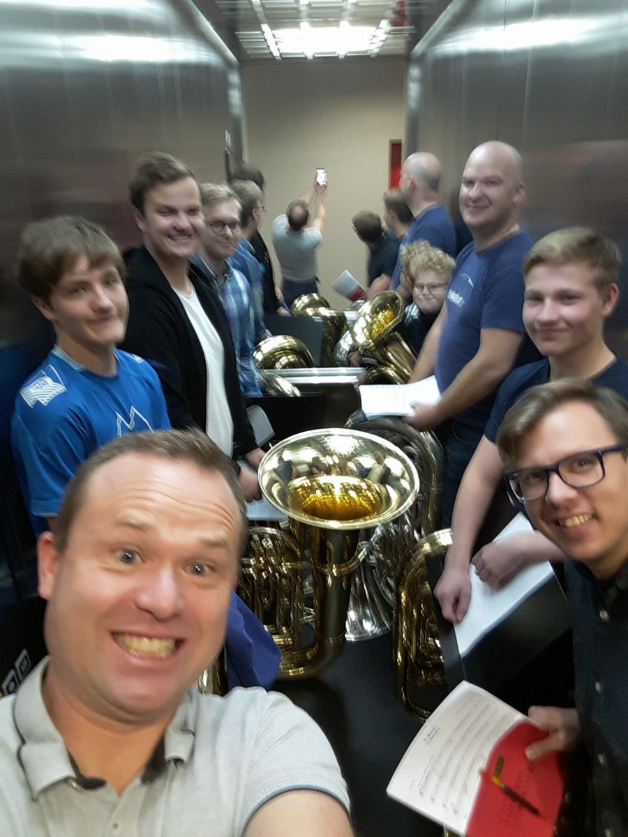 Mestre i full gang! 9 tuba er luksus. Alle 9 i samme heis derimot...