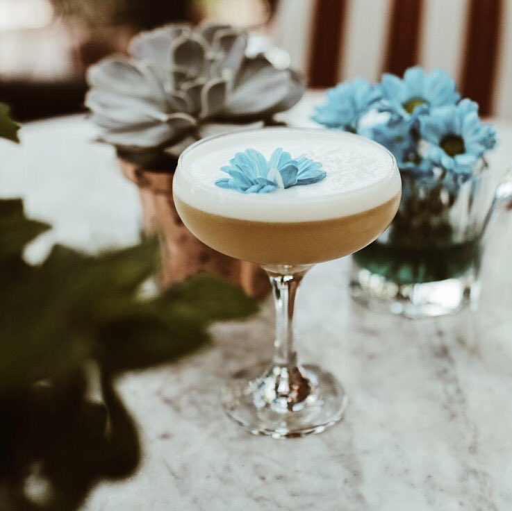 Flying Flowers 🦋 #RoomandRumours Jasmin, infused gin and lime 🍸