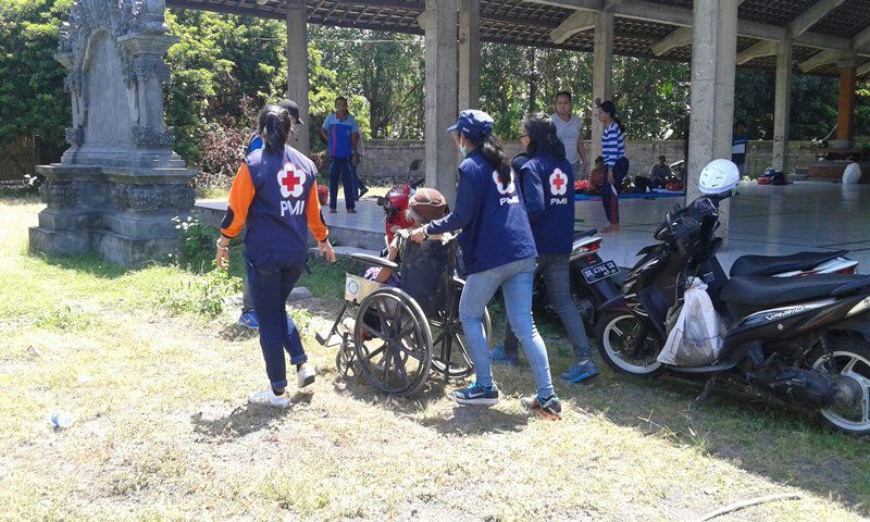 PMI Bali bantu pengungsi erupsi Gn. Agung di posko utama Karangasem. #pmisiapbantu <a href="/palangmerah/">Indonesian Red Cross</a>