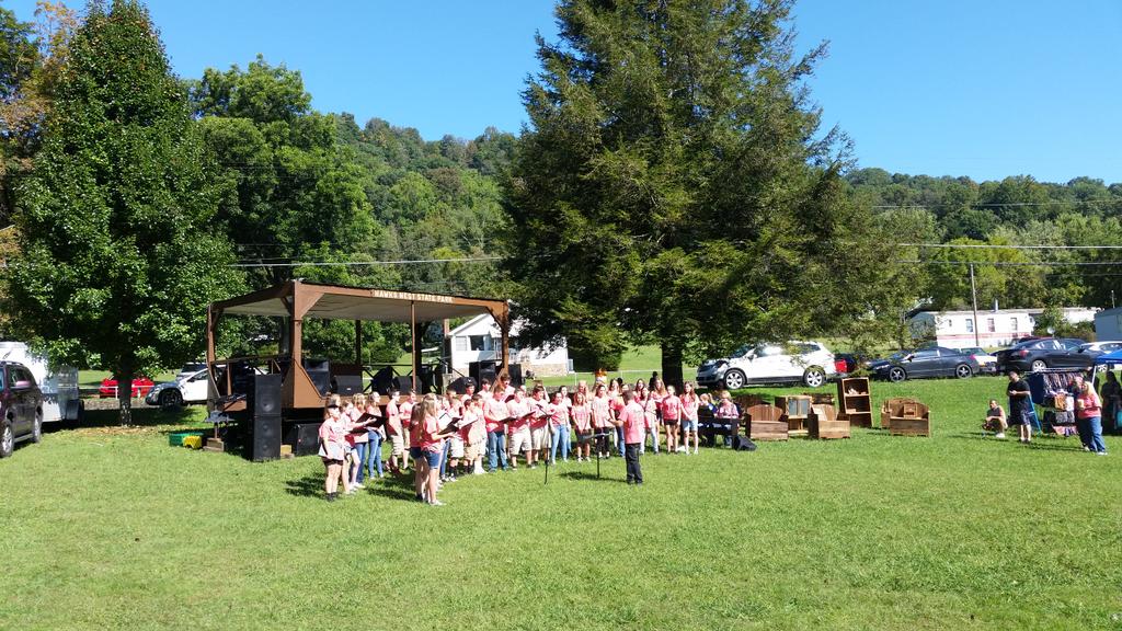 AnstedMiddle's tweet photo. 39 of AMS most vocal students! And that's a good thing! #CountryRoadsFestival https://t.co/nl6Nfz4hmq