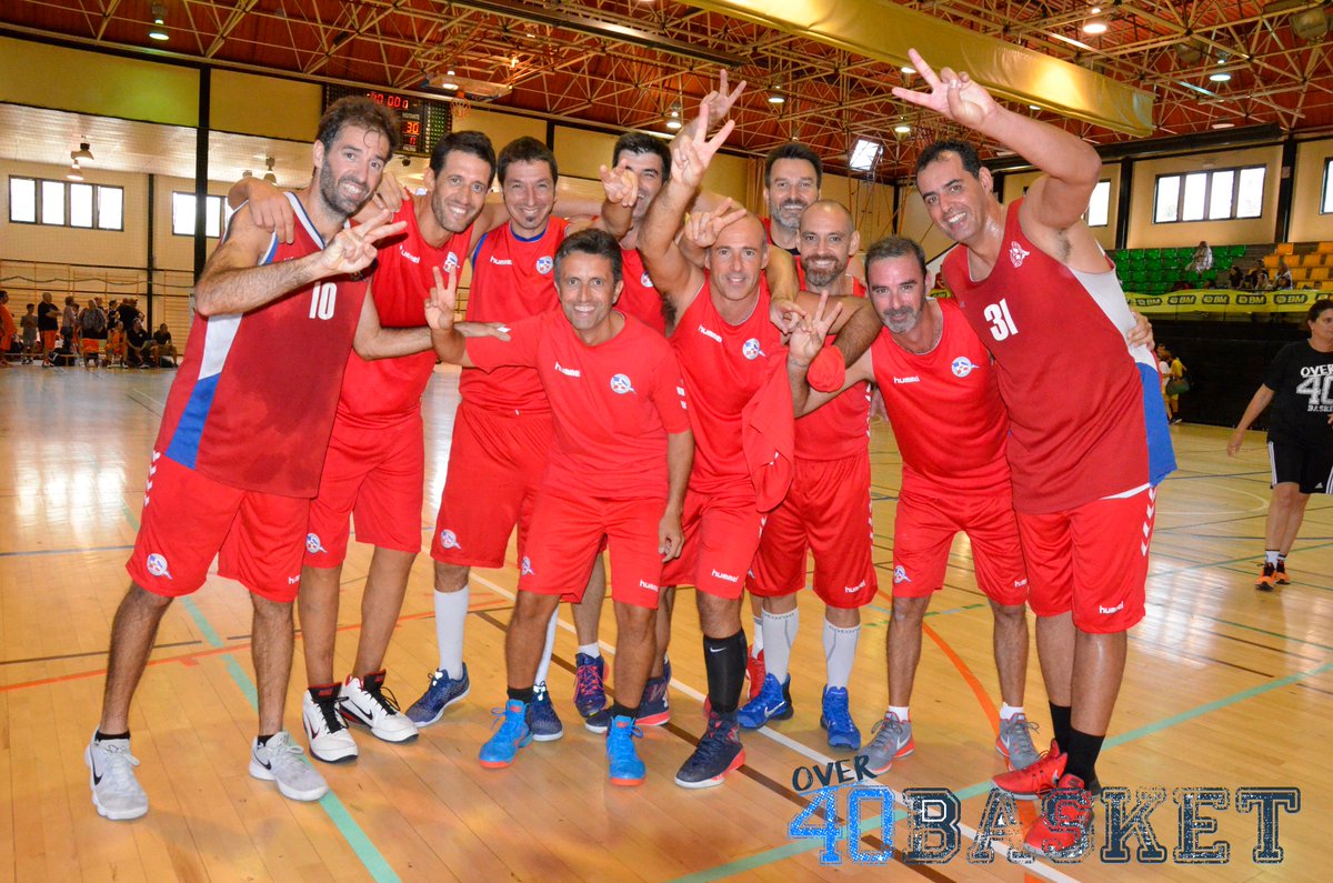 giveandgosport's tweet photo. Porque hemos venido a pasárnoslo bien!!! Y para dejar recuerdo, nuestra allstar de la cámara @Lou_Mesa #Over40Basket https://t.co/N0P4Ogi5jF