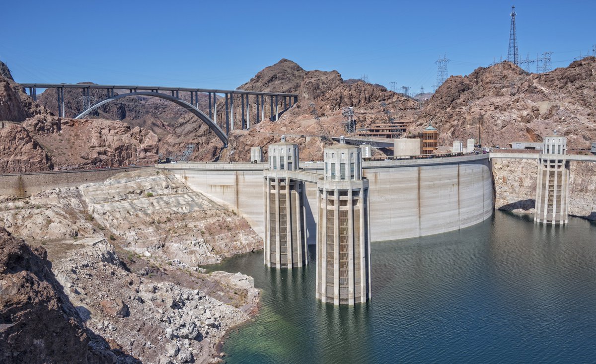 ArizonaTourism's tweet photo. The Hoover Dam is a roadtrip must. Not to mention the perfect opportunity for some "dam" good jokes. https://t.co/LLk92zAOyO #DamJokes π https://t.co/sq7MdFuGSw