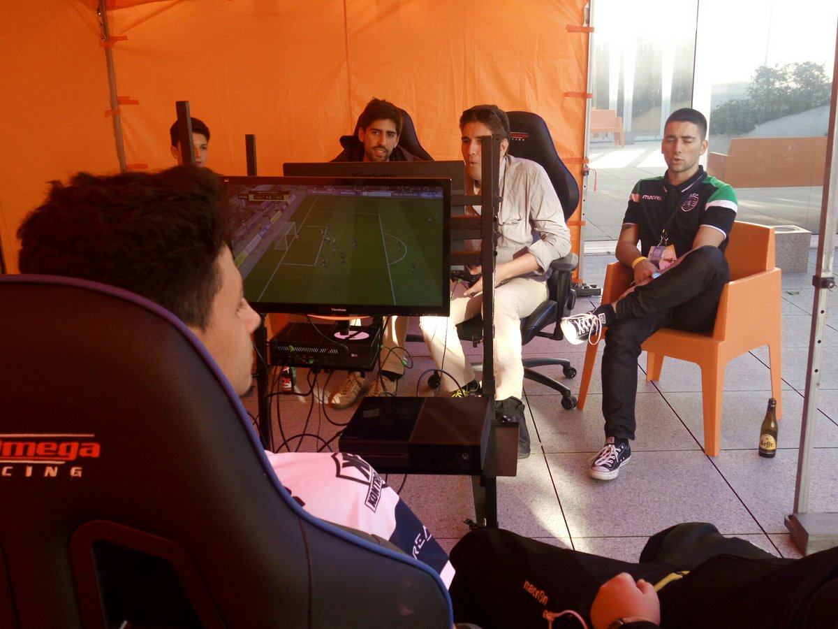 Epsilon_eSports's tweet photo. #FIFA18 is an universal language 👌 Gathering 🇫🇷🇧🇪🇵🇹 around a @ViewSonicGaming screen 😎 #BDES17
#EpsiLife https://t.co/EUn7MtS07I