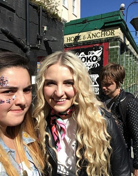 RikerInfoBR's tweet photo. [FOTOS]: Rydel e Riker com fãs em Londres, Inglaterra! (22.09.2017) https://t.co/wldp2vOIXC