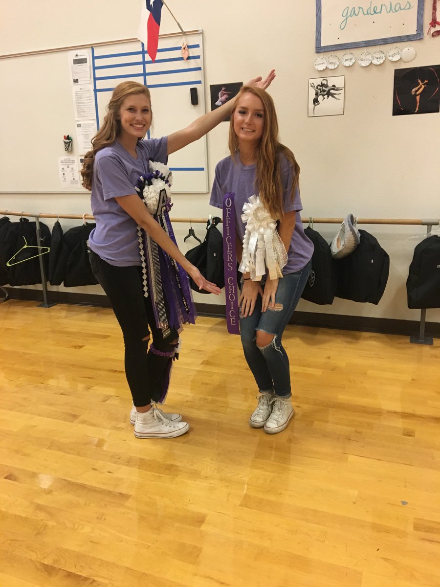 RoyaltyCrhs's tweet photo. YEA CLARA AND CAMRYN!!!💜🏈 #LMOTW #officerschoice https://t.co/8e24ySm6rc