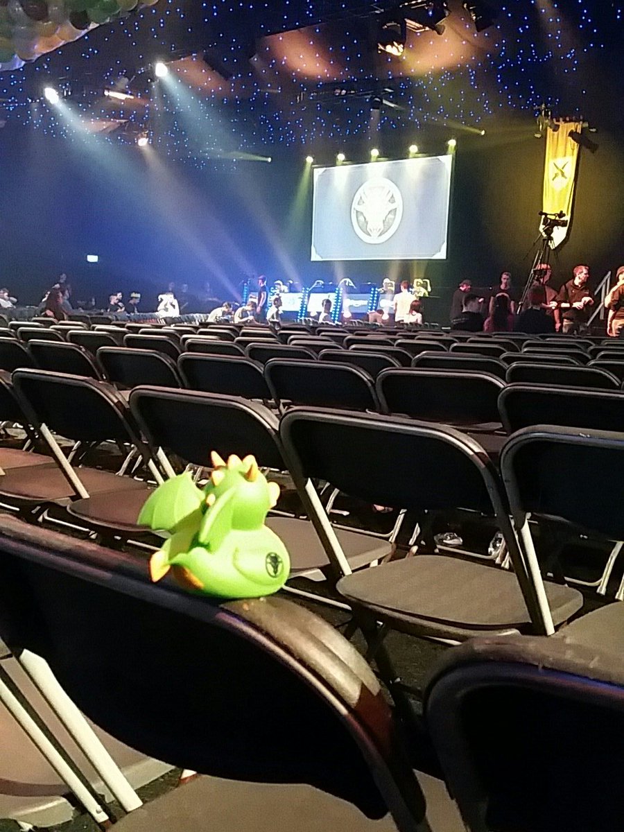 Butterflyman17's tweet image. #MontyAtRuneFest #RuneFest2017  Monty is waiting all by himself for #deadmanmode