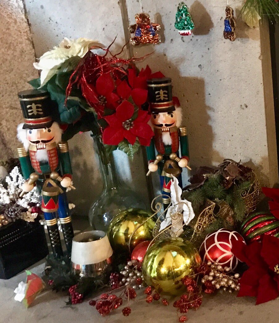 IamBenitaHa's tweet photo. Those of us in the film industry experience X-mas more than once a year. #walkinginasummerwonderland https://t.co/6LZ1dVf0c5
