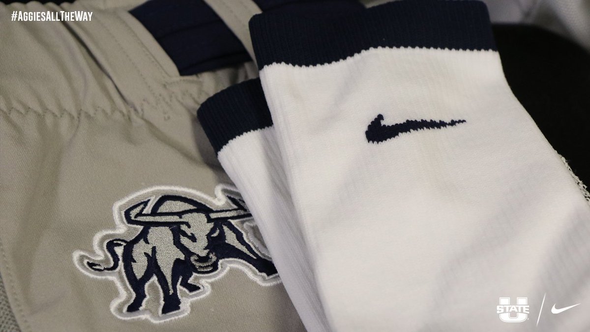 USUFootball's tweet photo. Today's uni combo #AggiesAllTheWay #MeetTheChallenge https://t.co/p61nINBtCe