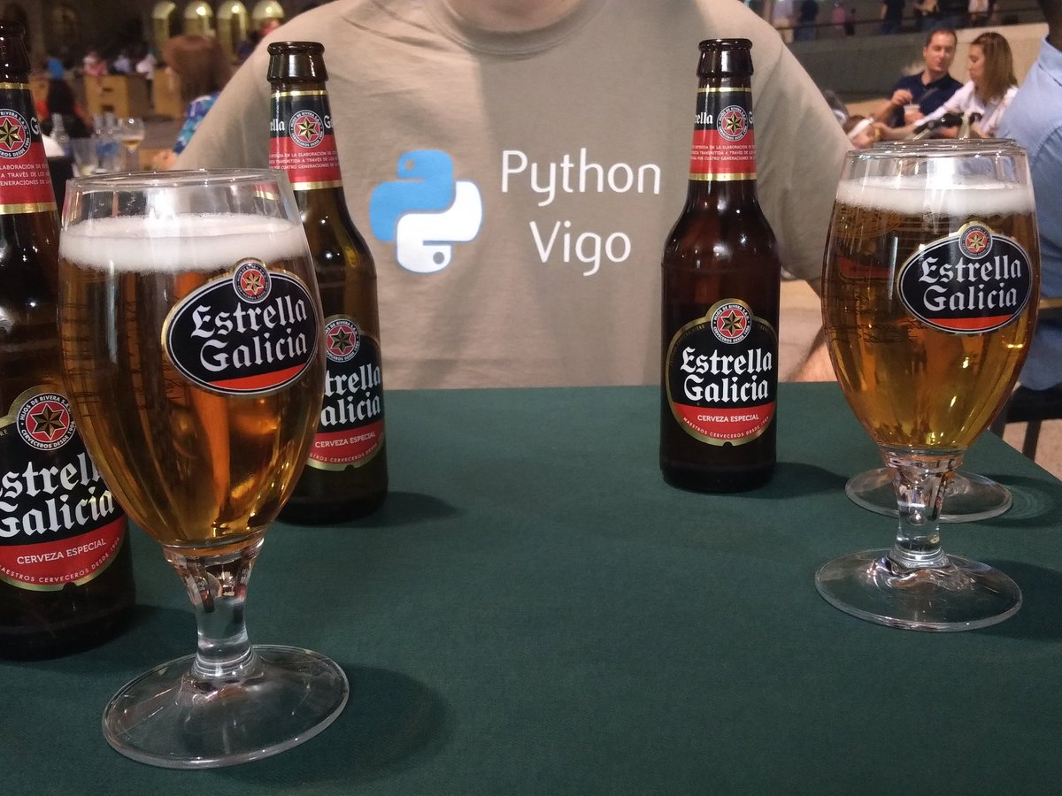 alexhermida's tweet photo. #PyBirras de @python_vigo en Cáceres #PyConES17! cc/@eloycoto https://t.co/Ee4E1DeTsm