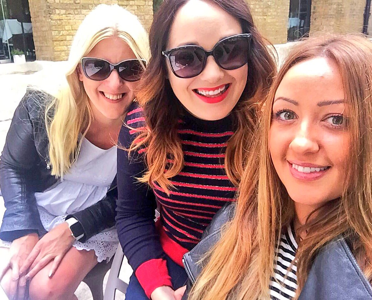 pyper_am's tweet photo. #lovetheseladies #suffolkgirls #londonday #culturevultures #chelsea #saatchisaturday #coffeebreak ❤️💋🤓👩🏻👩🏻👩🏼🤓💋❤️ https://t.co/LEPkGEwxOT