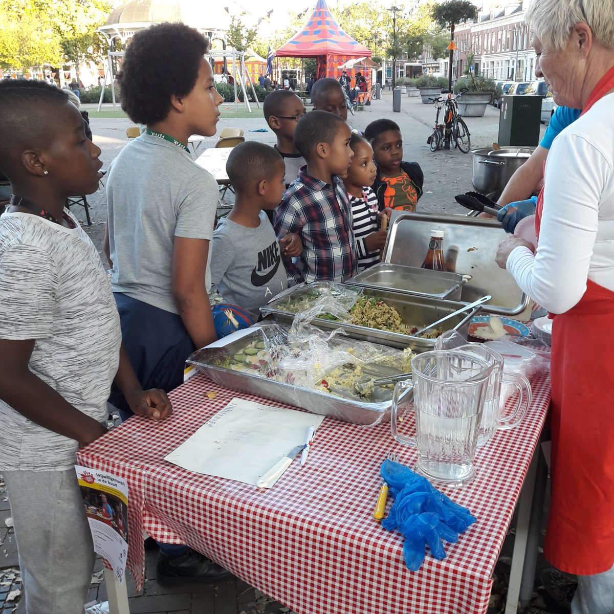 RestoRotterdam's tweet photo. Eind van een geslaagde dag op het #Pijnackerplein #Rotterdam #BuurtBoost #Vrijwilligerswerk #Burendag https://t.co/3N8sBLoAJa