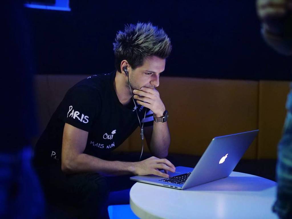 It's not always a crazy party backstage! #lastminuteprep https://t.co/S2FP7GX8fl