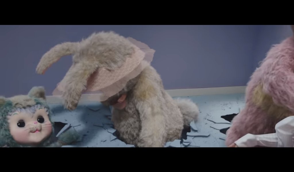 TheNotPerfectR's tweet photo. Si el Pais de las Maravillas de Alicia era oscuro, el de Melanie es tan turbio y siniestro que lo terminas amando
#MadHatterMusicVideo https://t.co/mVJffM3hVy