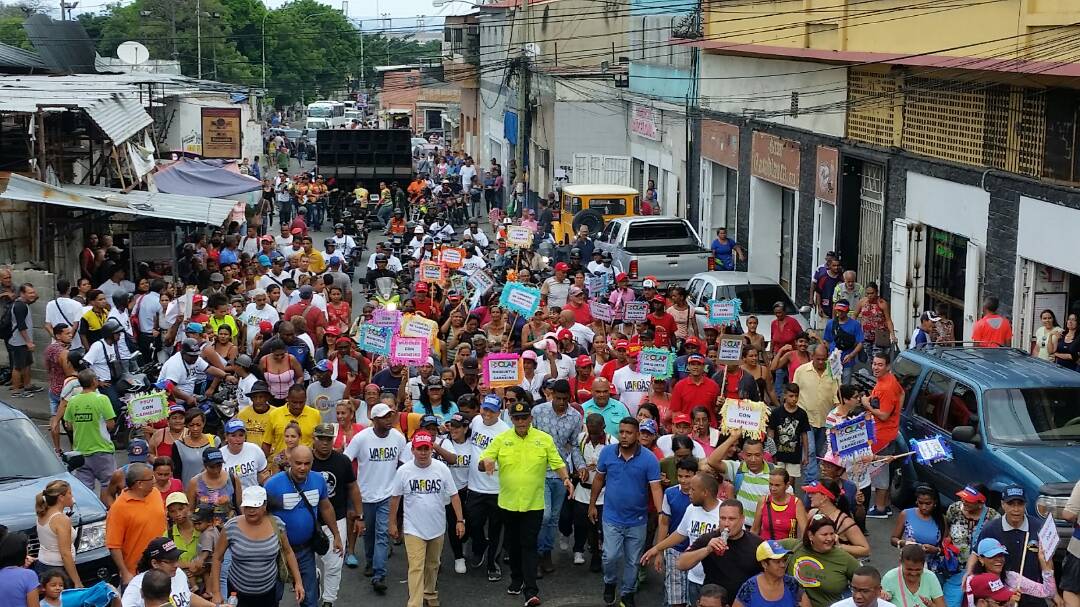procuracandanga's tweet photo. #venezuelacaminaporlapaz Acompañado a nuestro candidato de la paz @CarneiroPSUV por la reelección en vargas @Procuravargas @GobiernoDVargas https://t.co/ktbtYDPiu1