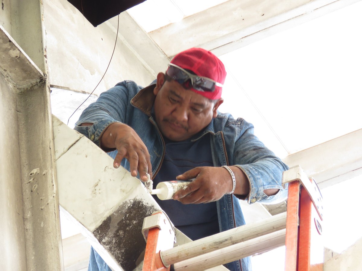 Servicios Municipales, realizando trabajos de reparación de tubería de aguas lluvias. Ante las fuertes lluvias, estamos trabajando tu favor.